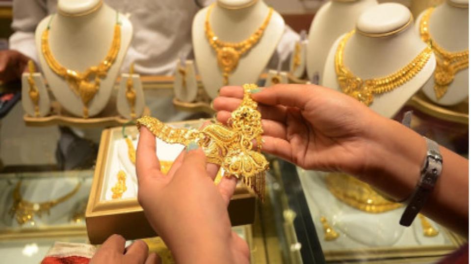 Acting as a buyer a man steals 13 tulas gold from a shop at Manugur