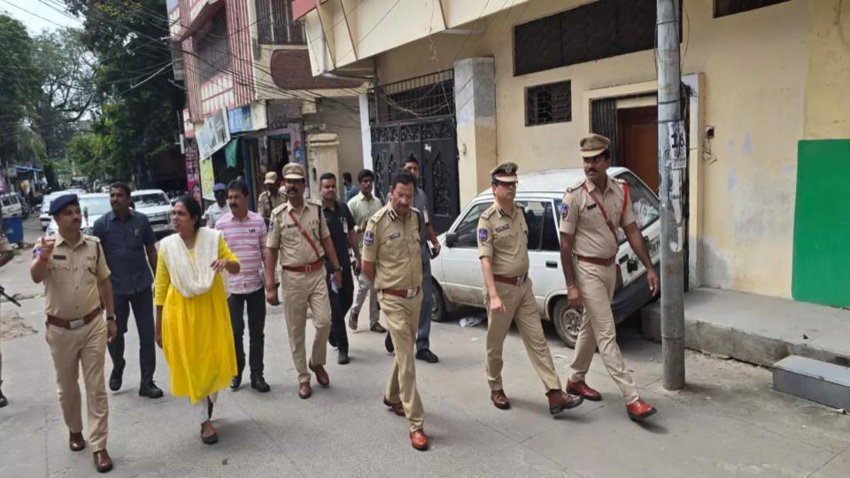Sajjanar Visits Madannapet PS, Reviews Cases Progress