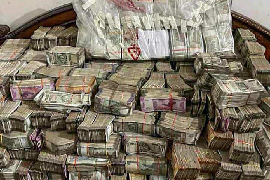 policeseizers15croresunaccountedcashduringvehiclecheckinhyderabad