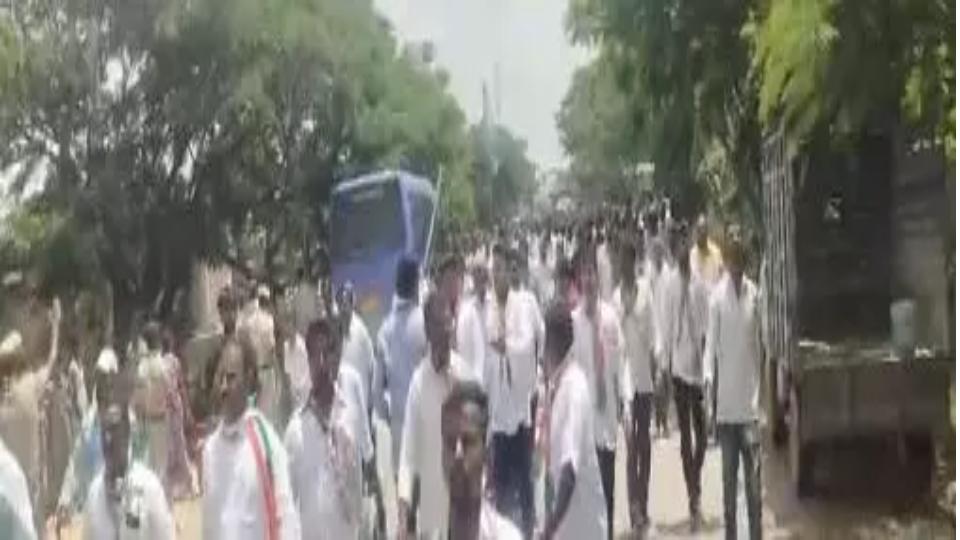 BRS-Congress Clash Erupts near KCR’s Farmhouse in Siddipet