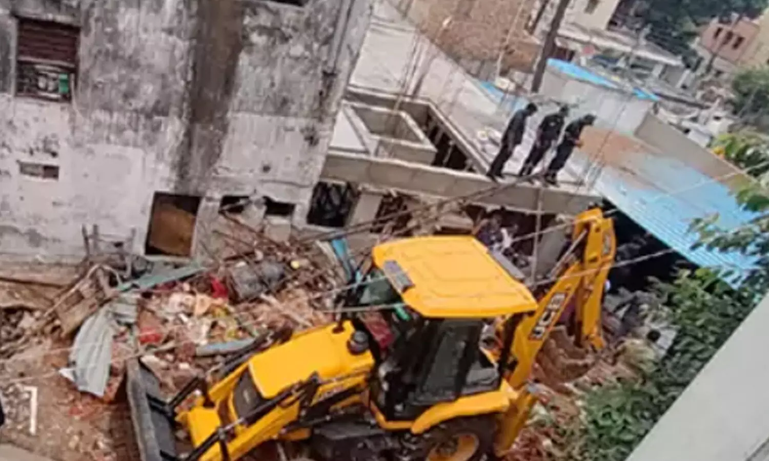 hydraademolishesroadblockingwallsinsuraram