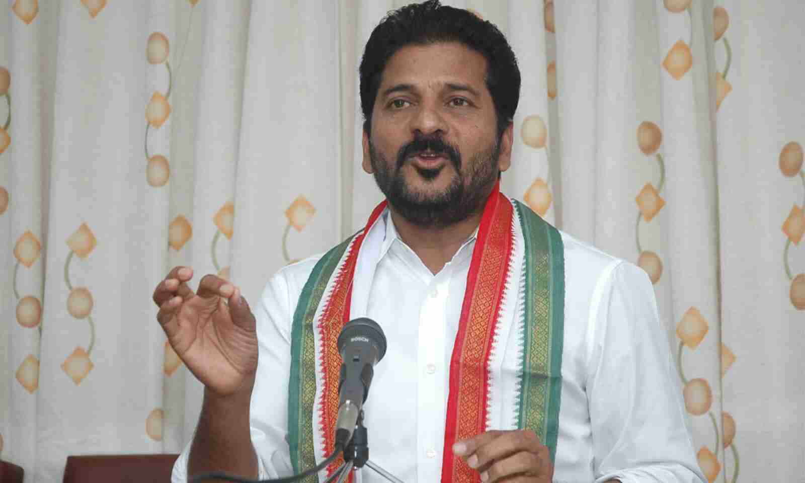 revanthreddyallegesthatthechiefministerisblackmailingfarmersbylinkingrythubandhuaid