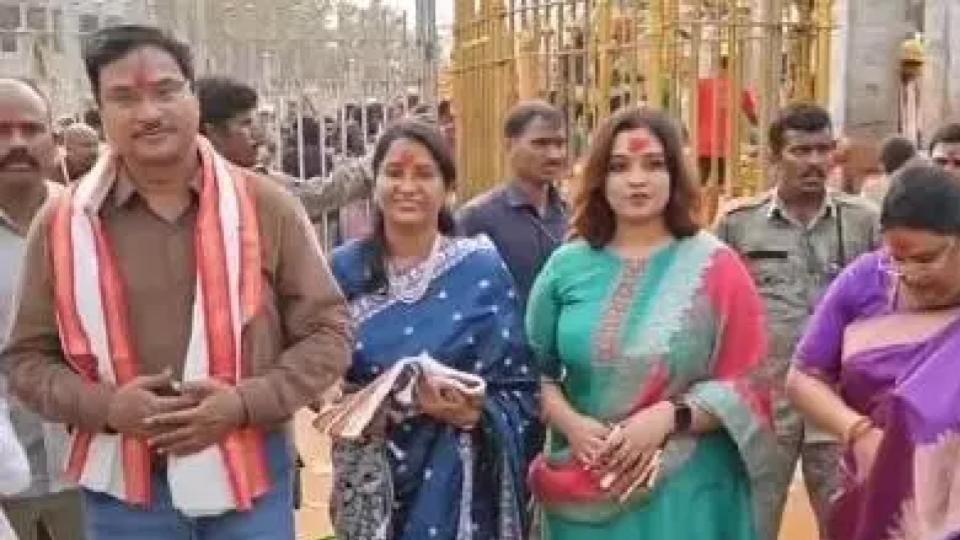 HYDRAA Cheif Ranganath Offers Prayers at Medaram Jathara