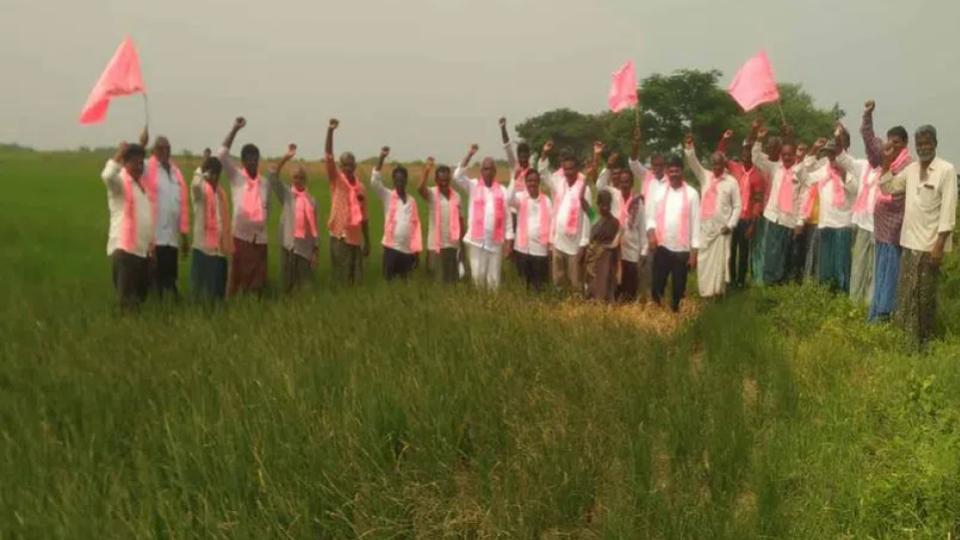 farmersstageprotestindrypaddyfieldsinkhammam
