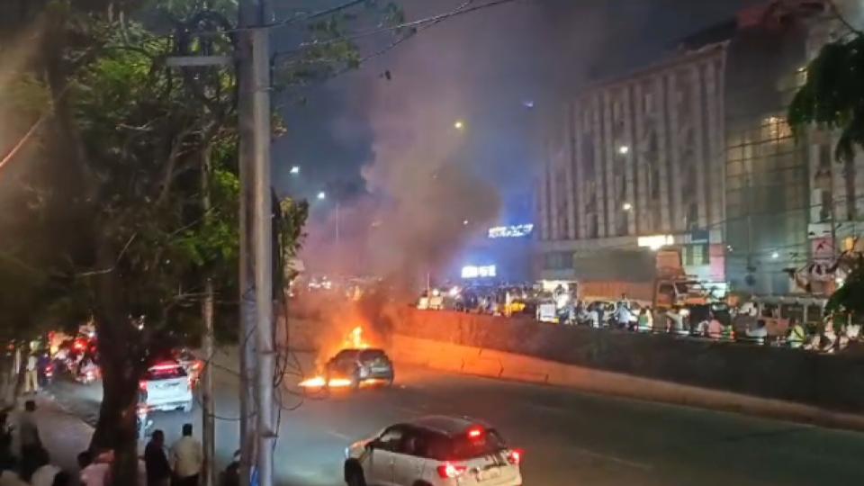videoofcarcatchesfireandtrafficflowaffectedontelanganasecretariatroad