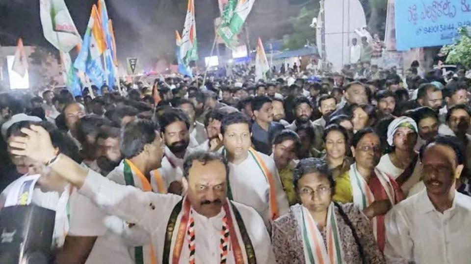 Congress Janahita padayatra faces urea shortage and rain hurdles