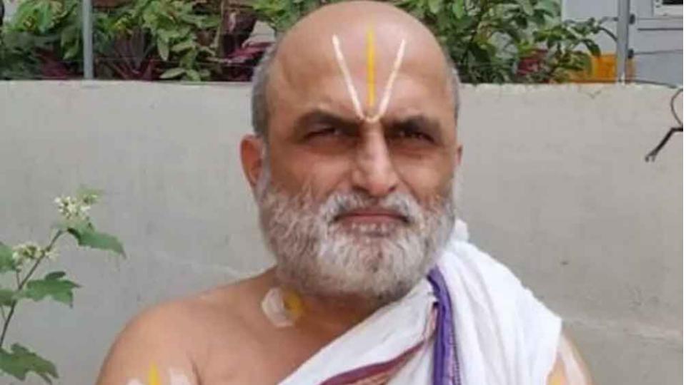 chilkurbalajitempleheadpriestattackedoverreligiousissuesinhyderabad