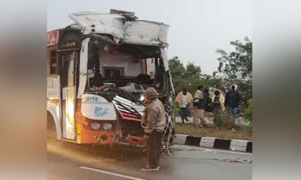 apsrtcbusmetwithanaccidentdriverdiessixinjurednearjadcherla