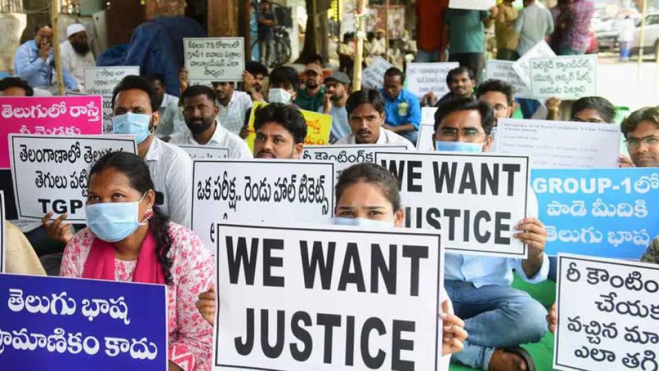telanganagroup–iaspirantsstageprotestdemandmainsreexamination