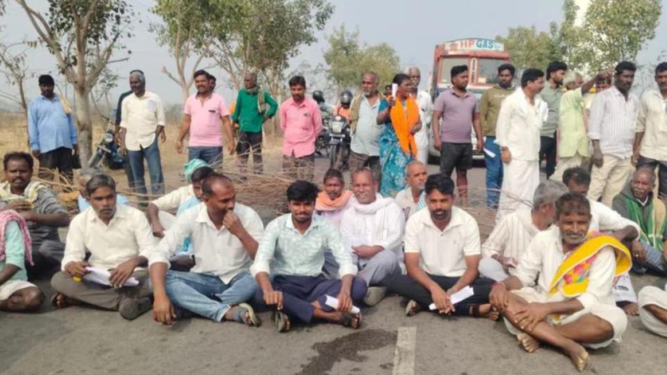 Farmers blocks road over fertiliser app glitch in Medak