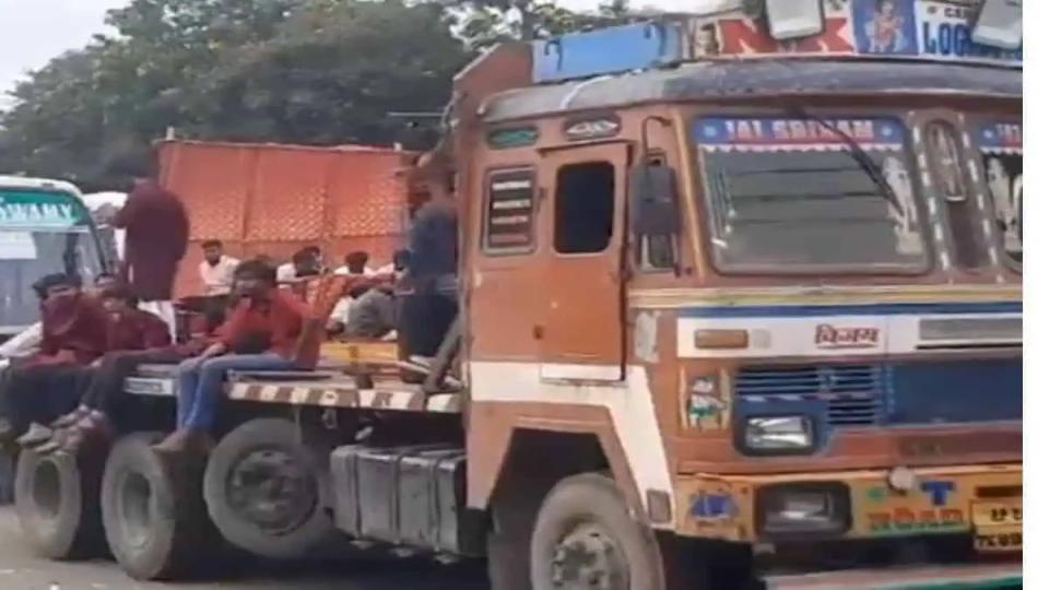 trafficcomestostandstillatabidsassembly