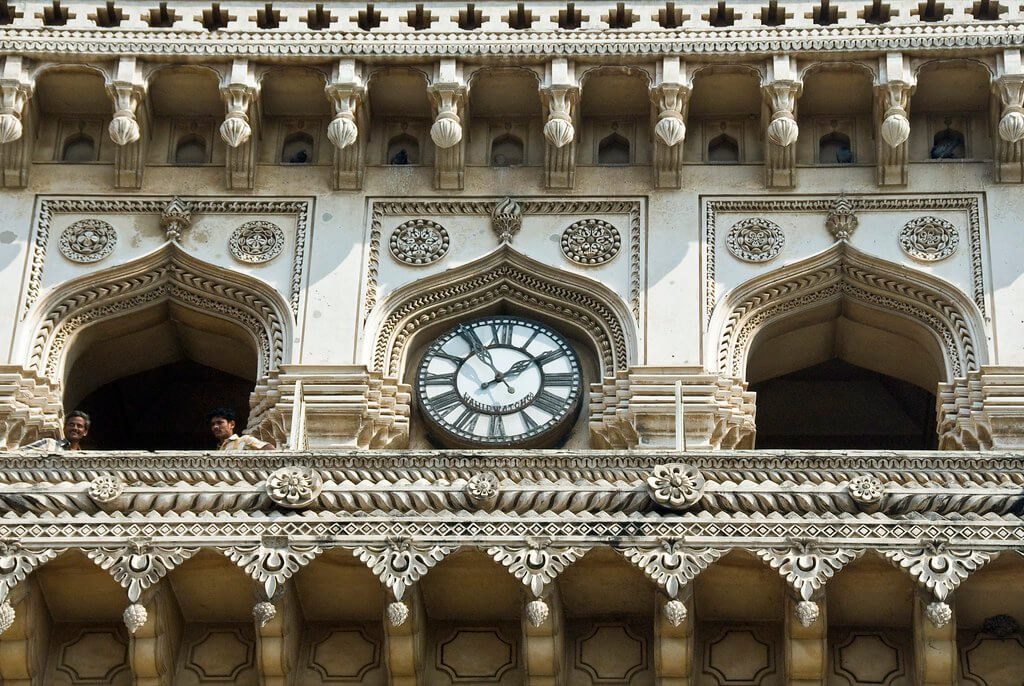 histroicwhitedialclockofmorethan130yearoncharminardamaged