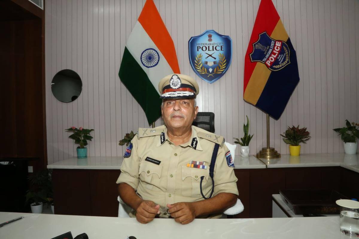 senioripsofficersandeepshandilyaassumeschargeashyderabadpolicecommissioner