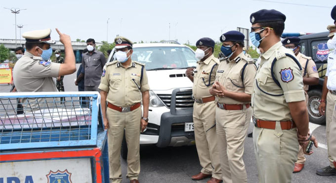 telanganadgpmmahenderreddymakessurprisevisittopolicecheckpost