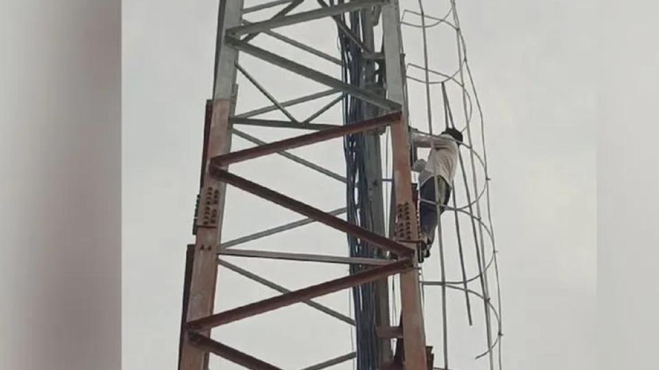 Man climbs tower for suicide in Jogipet after losing Rs 4000 in theft