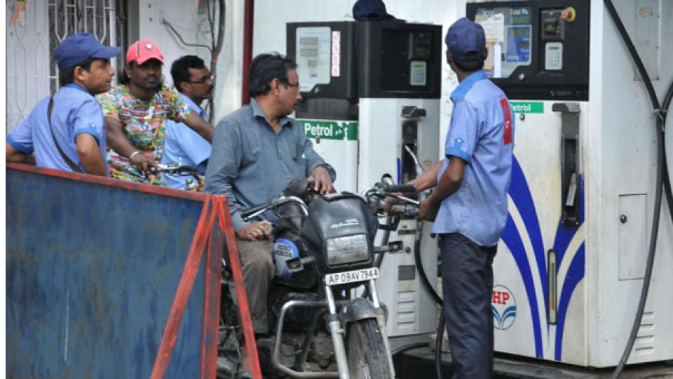 Hyderabad Petrol Pumps to Suspend Sale of Normal Petrol, Switches to Premium