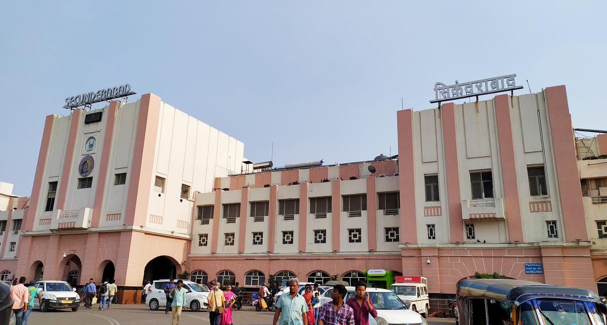 10heldforsellinginfantatsecunderabadrailwaystation