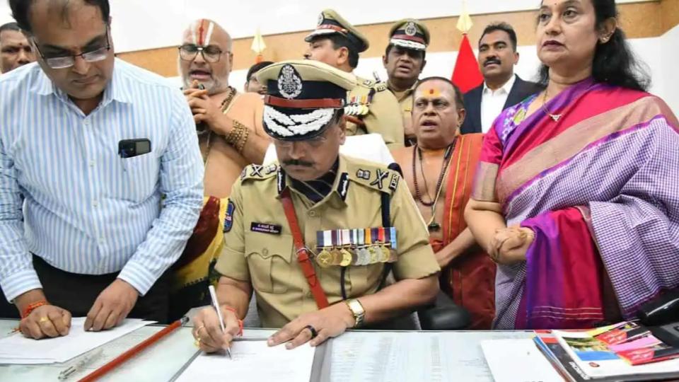Shivadhar Reddy takes charge as Telangana DGP