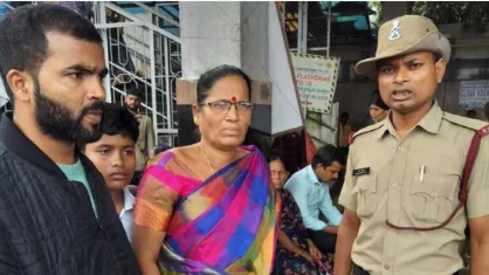 RPF Constable saved life of woman at Secunderabad Railway Station