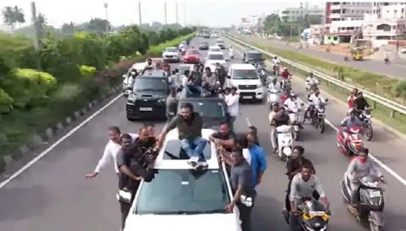 pawankalyanarrivesingunturvillageinkabirsinghstyle;trafficcopsareyouthere?asknetizens