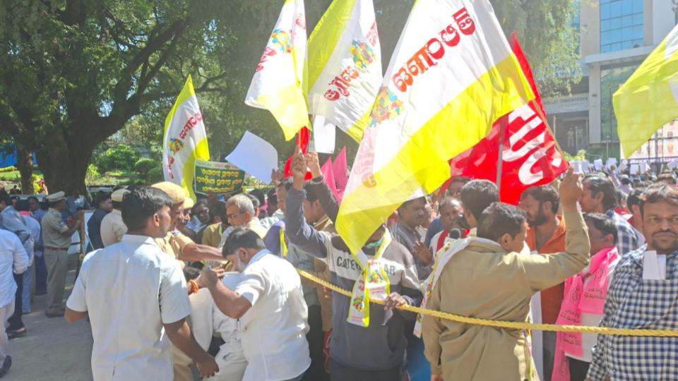 Auto drivers union protest against Telangana govt in Khairatabad