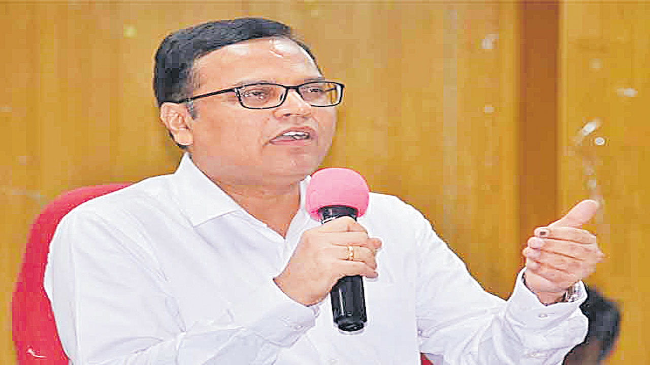 Chief Secretary issues stern warning to AIS officers over public conduct