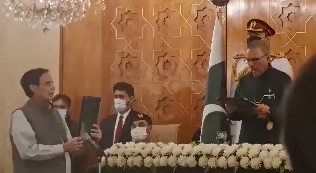pakistanpresidentarifalviadministersoathtonewlyelectedpunjabcmpervaizelahi