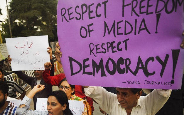 pakistanijournalistsprotestagainstnewlawconcerningpressfreedom