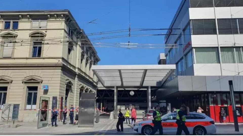 manstabs3peopleatswisstrainstationauthoritiescallactofterror