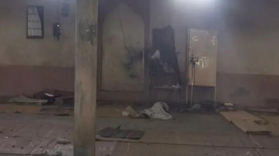 bombblastatpakistanmosqueinjuresseniorcleric3others