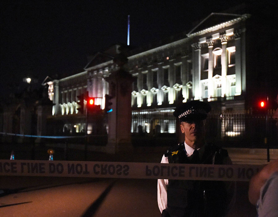 uk:manshoutsallahuakbarattackspoliceoutsidebuckinghampalace