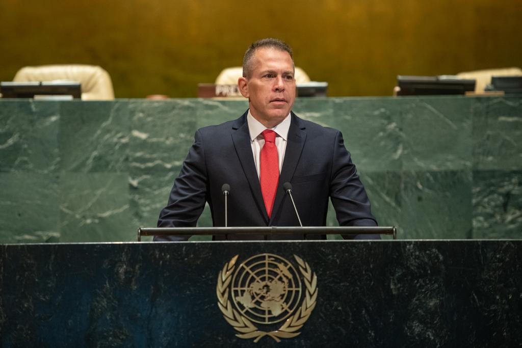 Israeli Diplomat Dramatically Rips up UN Charter in response to Palestine Vote