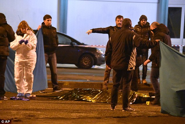 breakingnews:italianpolicegundownfugitiveberlinkillerscreamingallahuakbarafterheshootsofficerwhospottedhiminmilanafterfourdaysontherun