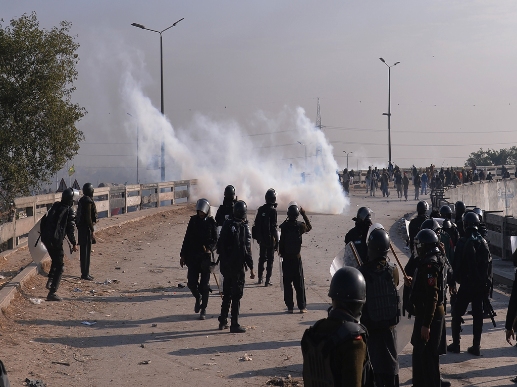 policefiredteargasandwatercannonstodispersefemaleledprotestsinislamabadpakistan