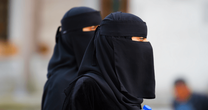 srilankaministersarathweerasekeraannouncestobanburqashutover1000islamicschools