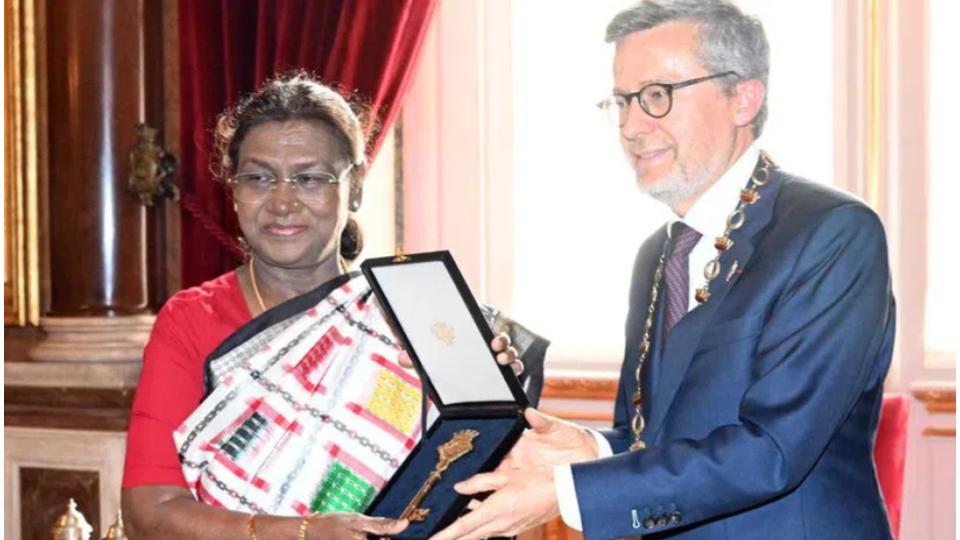 presidentdroupadimurmucollects‘citykeyofhonour’oflisbon