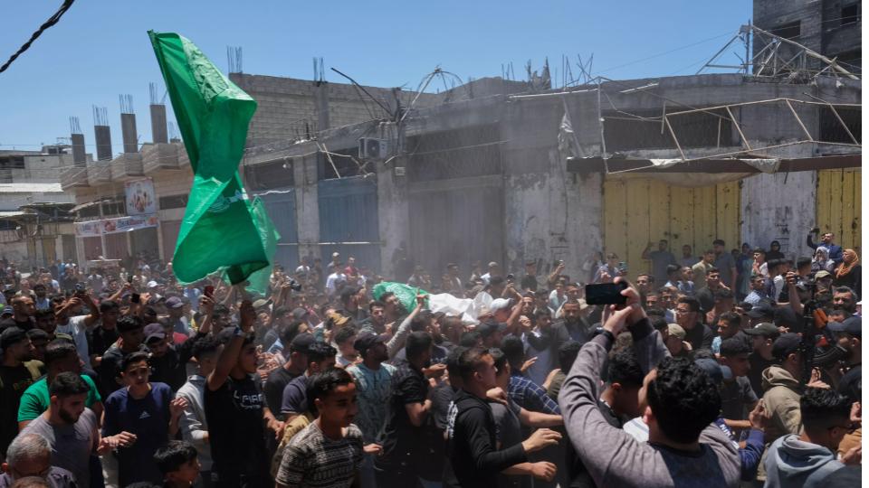 palestiniansmourn10killedineidstrikesasnetanyahuvowswidercontrolofstrip