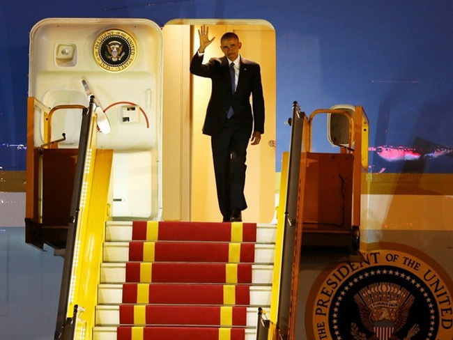 obamaarrivesinvietnamonathreedayvisit
