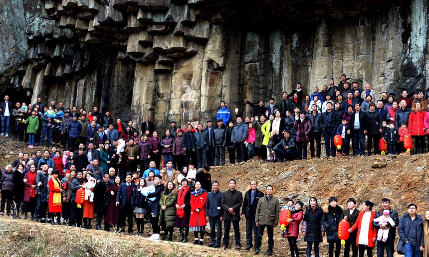 chinesefamilyof500reuniteforsupersizegroupphoto