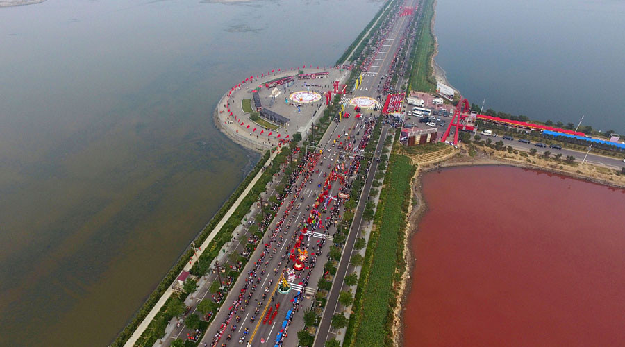 apinkofsalt:ancientlakeinchinachangescolourtopinkattractstourists