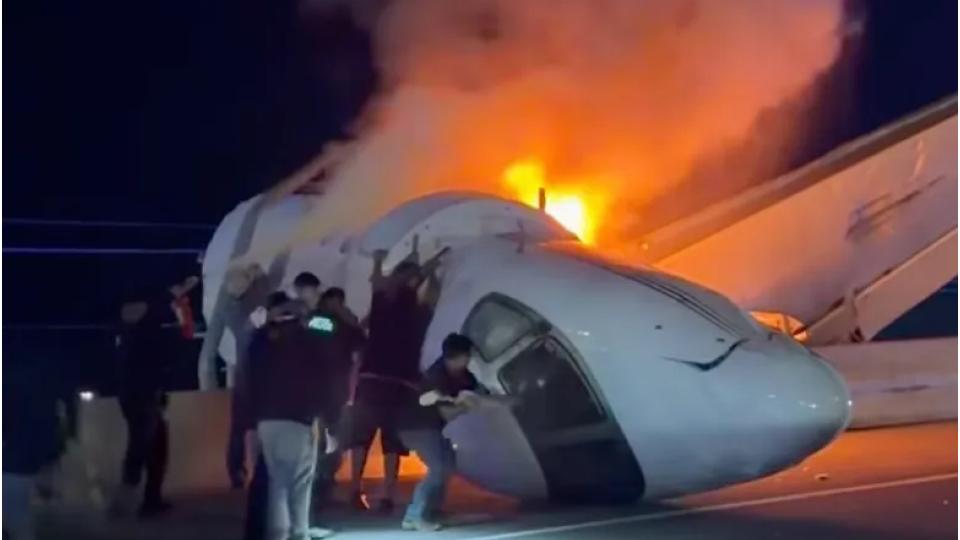 One Dead as Small Plane Crashes on Texas Highway