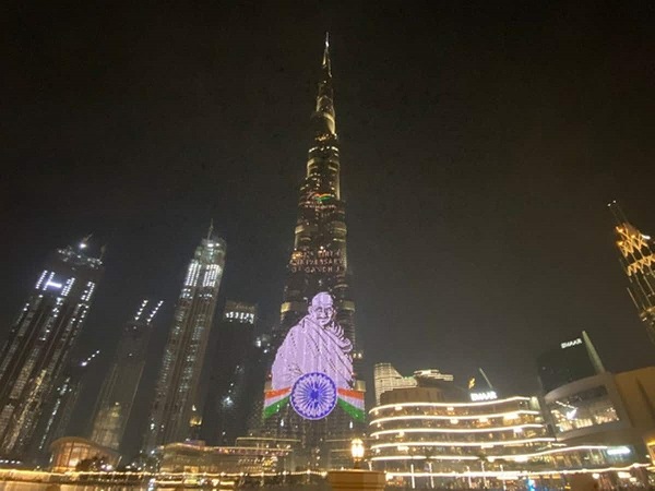 burjkhalifailluminatedwithmahatmagandhi’simageonhisbirthanniversary