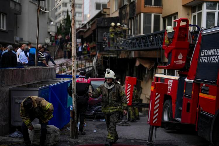 firebreaksoutatanightclubinistanbulturkeykilling29people