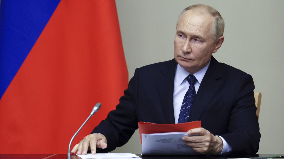 russianpresidentputinmakessurprisevisittokursk
