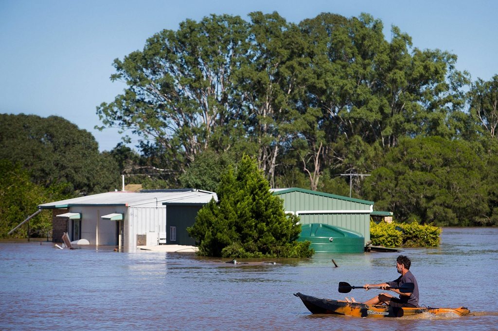 twopeopledeadaftertropicalcyclonehitsbeenleighaustralia