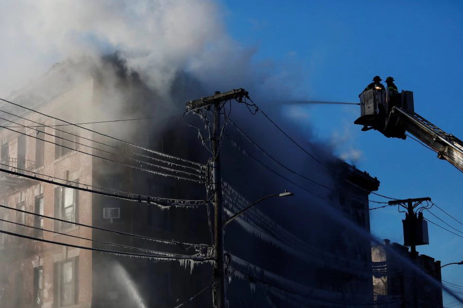 newyorkfireinjures23peopledestroybuilding