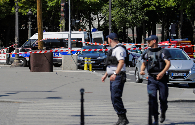 paris:carcrashesintopolicevanonchampselyseesnocasualtiesreported