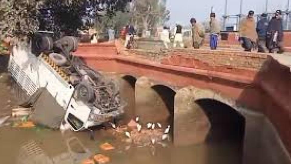 Tuck plunges off bridge in Punjab province of Pakistan, 14 killed
