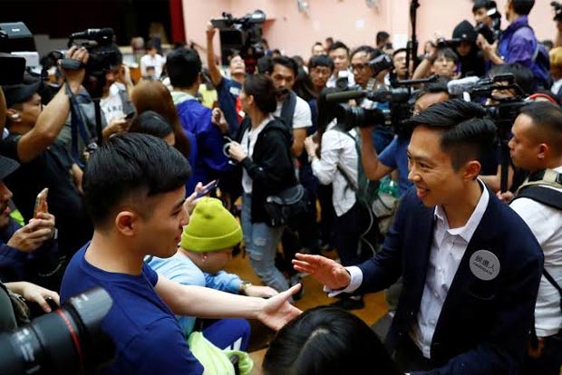 hongkongdemocracycampheadsforstunningpollswin