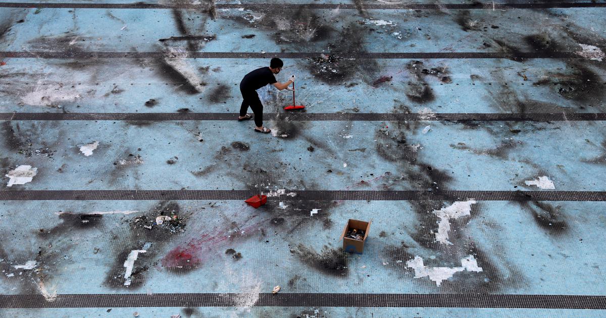 hongkongprotests:chinesesoldiersmarchoutofbarrackstocleanupstreets